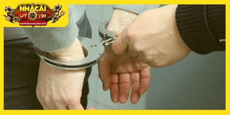 Mơ thấy bị công an bắt còng tay báo hiệu bạn đang bị ràng buộc mối quan hệ phức tạp